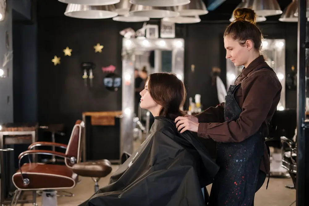 Coloration en salon (photo d'illustration)